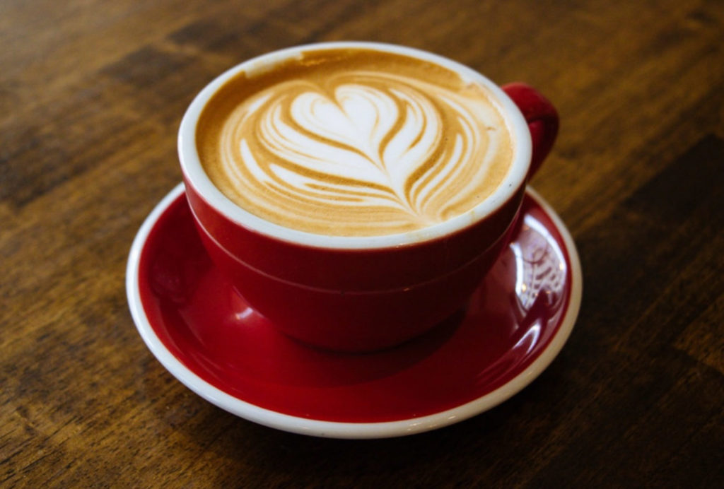 Cinco tazas de café por dia mejoran síntomas de Alzheimer
