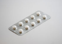Agregar ezetimibe a la atorvastatina mejora el control de los lípidos